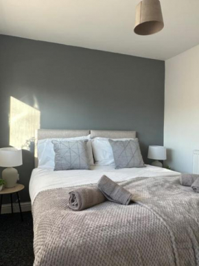 Comfy 1 BR Apartment - Sleeps 2 with Free Parking!